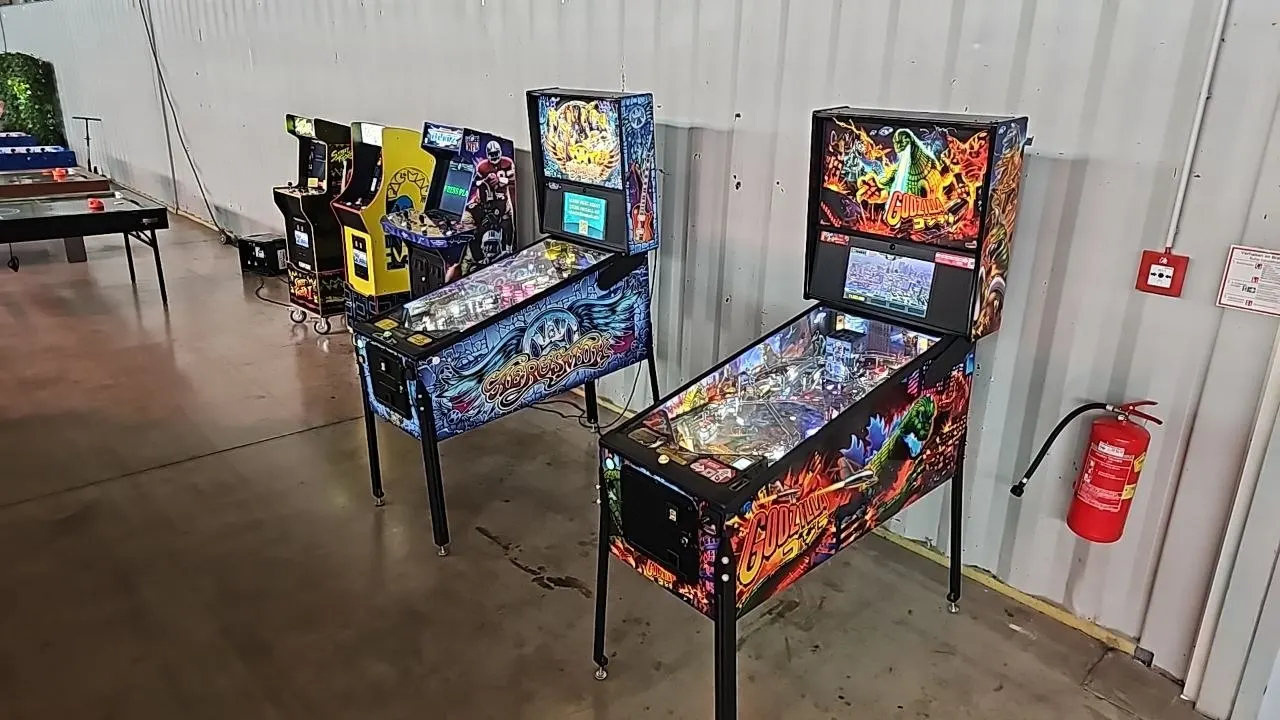 Flipper und Arcade-Automaten in einer Eventhalle
